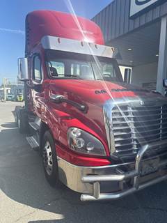 Freightliner Cascadia 125 Day Cab Truck - 455HP, 12 Speed Automatic