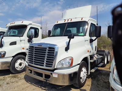 Freightliner Cascadia 125 Day Cab Truck - 450HP, 10 Speed Manual