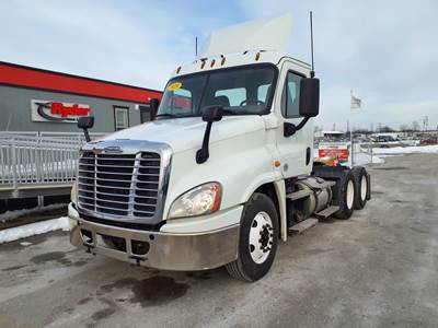 Freightliner Cascadia 125 Day Cab Truck - 455HP, 12 Speed Automatic