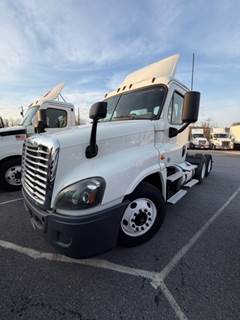 Freightliner Cascadia 125 Day Cab Truck - 475HP, 12 Speed Automatic