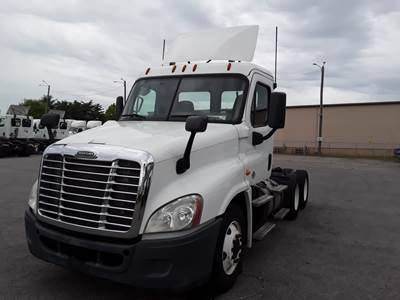 Freightliner Cascadia 125 Day Cab Truck - 455HP, 10 Speed Manual