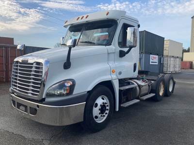 Freightliner Cascadia 125 Day Cab Truck - 450HP, 10 Speed Manual