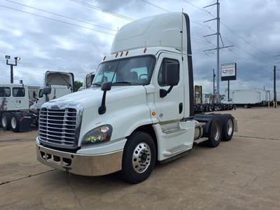 Freightliner Cascadia 125 Day Cab Truck - 450HP, 10 Speed Manual