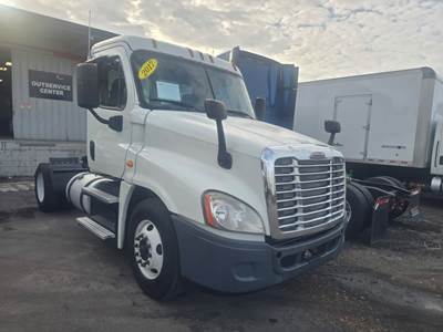Freightliner Cascadia 125 Single Axle Day Cab Truck - 410HP, 10 Speed Manual