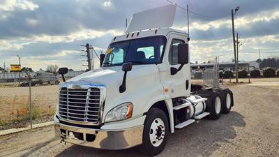 Freightliner Cascadia 125 Day Cab Truck - 450HP, 12 Speed Automatic