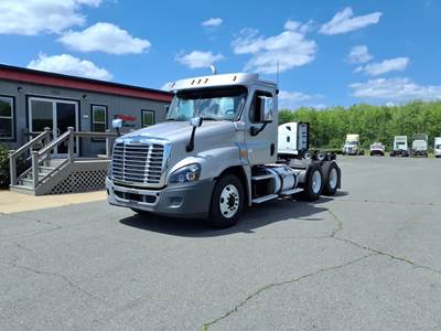 Freightliner Cascadia 125 Day Cab Truck - 455HP, 10 Speed Manual