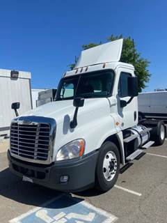 Freightliner Cascadia 125 Single Axle Day Cab Truck - 450HP, 10 Speed Manual