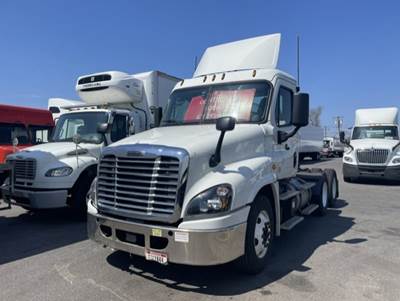 Freightliner Cascadia 125 Day Cab Truck - 450HP, 12 Speed Automatic