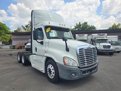Freightliner Cascadia 125 Day Cab Truck - 450HP, 6 Speed Automatic