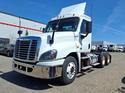 Freightliner Cascadia 125 Day Cab Truck - 450HP, 12 Speed Automatic