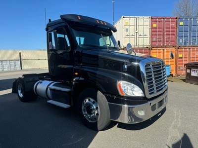 Freightliner Cascadia 125 Single Axle Day Cab Truck - 450HP, 10 Speed Manual