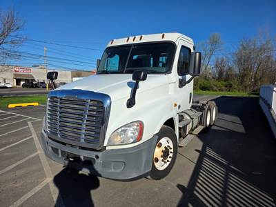 Freightliner Cascadia 125 Day Cab Truck - 450HP, 10 Speed Manual