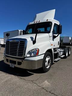Freightliner Cascadia 125 Day Cab Truck - 450HP, 12 Speed Automatic