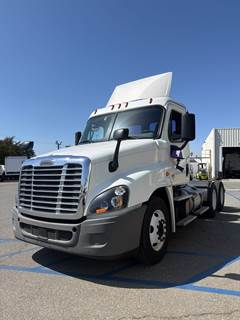 Freightliner Cascadia 125 Day Cab Truck - 455HP, 12 Speed Automatic