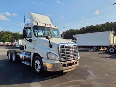 Freightliner Cascadia 125 Day Cab Truck - 450HP, 10 Speed Manual