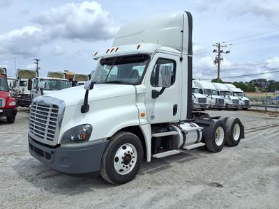 Freightliner Cascadia 125 Day Cab Truck - 455HP, 10 Speed Manual