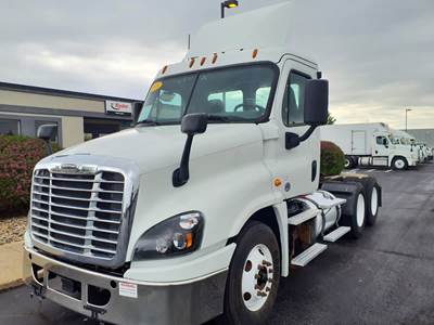 Freightliner Cascadia 125 Day Cab Truck - 450HP, 12 Speed Automatic