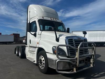 Freightliner Cascadia 125 Day Cab Truck - 455HP, 12 Speed Automatic
