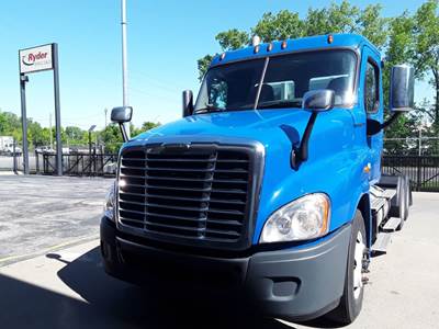 Freightliner Cascadia 125 Day Cab Truck - 455HP, 10 Speed Manual