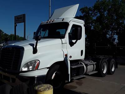 Freightliner Cascadia 125 Day Cab Truck - 455HP, 10 Speed Manual