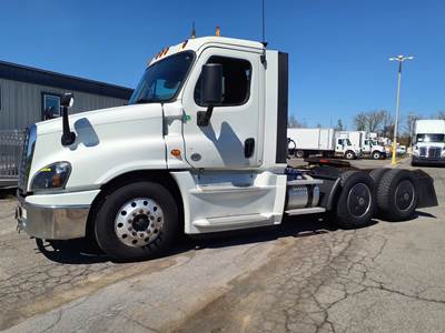 Freightliner Cascadia 125 Day Cab Truck - 455HP, 10 Speed Manual