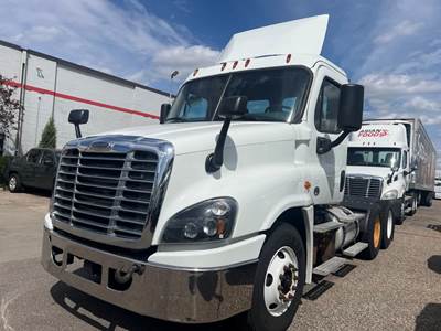 Freightliner Cascadia 125 Day Cab Truck - 450HP, 12 Speed Automatic