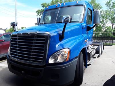 Freightliner Cascadia 125 Day Cab Truck - 455HP, 10 Speed Manual