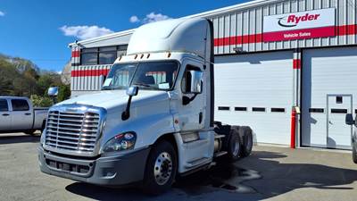 Freightliner Cascadia 125 Day Cab Truck - 400HP, 10 Speed Manual
