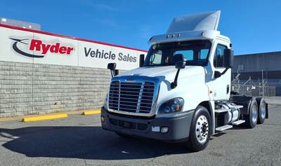 Freightliner Cascadia 125 Day Cab Truck - 450HP, 12 Speed Automatic