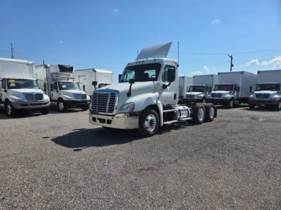 Freightliner Cascadia 125 Day Cab Truck - 450HP, 12 Speed Automatic