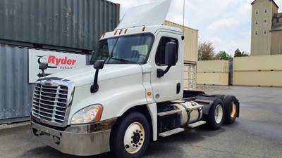Freightliner Cascadia 125 Day Cab Truck - 450HP, 12 Speed Automatic