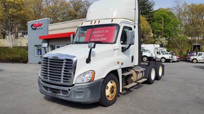Freightliner Cascadia 125 Day Cab Truck - 455HP, 10 Speed Manual