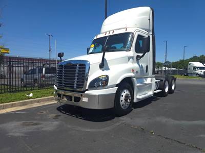 Freightliner Cascadia 125 Day Cab Truck - 455HP, 12 Speed Automatic