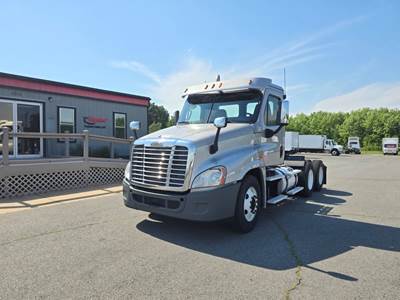 Freightliner Cascadia 125 Day Cab Truck - 455HP, 10 Speed Manual