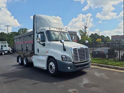 Freightliner Cascadia 125 Day Cab Truck - 455HP, 12 Speed Automatic
