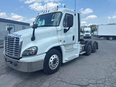 Freightliner Cascadia 125 Day Cab Truck - 455HP, 10 Speed Automatic