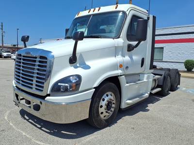 Freightliner Cascadia 125 Day Cab Truck - 455HP, 10 Speed Automatic