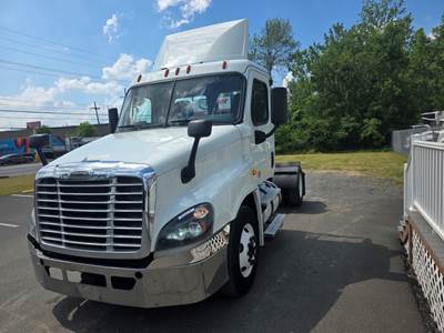 Freightliner Cascadia 125 Single Axle Day Cab Truck - 400HP, 10 Speed Automatic