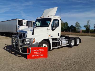 Freightliner Cascadia 125 Day Cab Truck - 455HP, 12 Speed Automatic