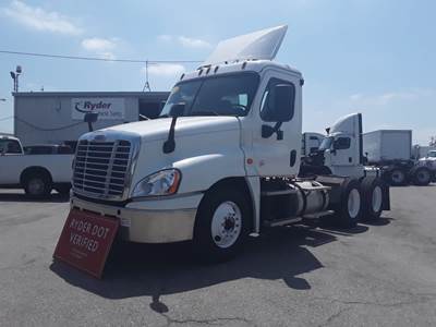 Freightliner Cascadia 125 Day Cab Truck - 450HP, 12 Speed Automatic