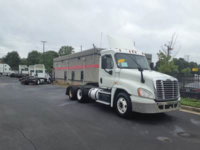 Freightliner Cascadia 125 Day Cab Truck - 450HP, 12 Speed Automatic
