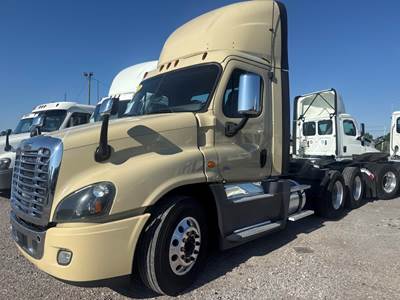Freightliner Cascadia 125 Day Cab Truck - 455HP, 12 Speed Automatic