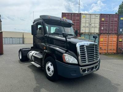 Freightliner Cascadia 125 Single Axle Day Cab Truck - 450HP, 10 Speed Manual