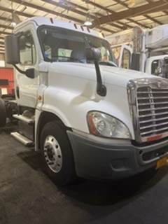 Freightliner Cascadia 125 Day Cab Truck - 455HP, 10 Speed Automatic
