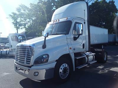 Freightliner Cascadia 125 Single Axle Day Cab Truck - 435HP, 10 Speed Manual