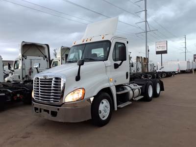 Freightliner Cascadia 125 Day Cab Truck - 450HP, 10 Speed Manual