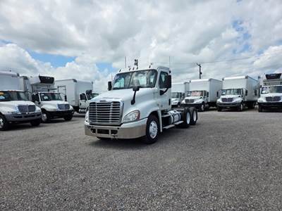Freightliner Cascadia 125 Day Cab Truck - 450HP, 12 Speed Automatic