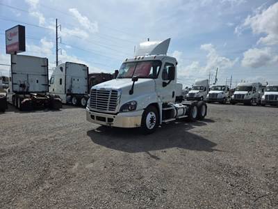 Freightliner Cascadia 125 Day Cab Truck - 450HP, 12 Speed Automatic