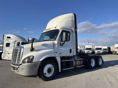 Freightliner Cascadia 125 Day Cab Truck - 455HP, 12 Speed Automatic