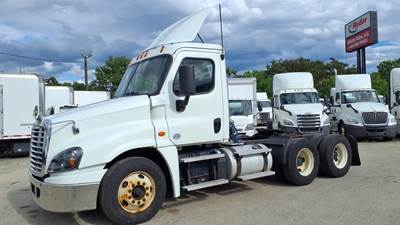 Freightliner Cascadia 125 Day Cab Truck - 455HP, 10 Speed Manual